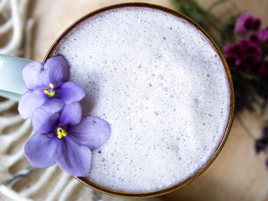 Moon Milk: Der lila Schlummertrunk für magische Nächte