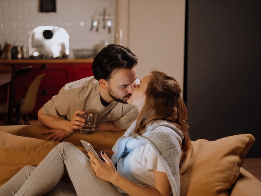 Stellungen für Sex auf dem Sofa
