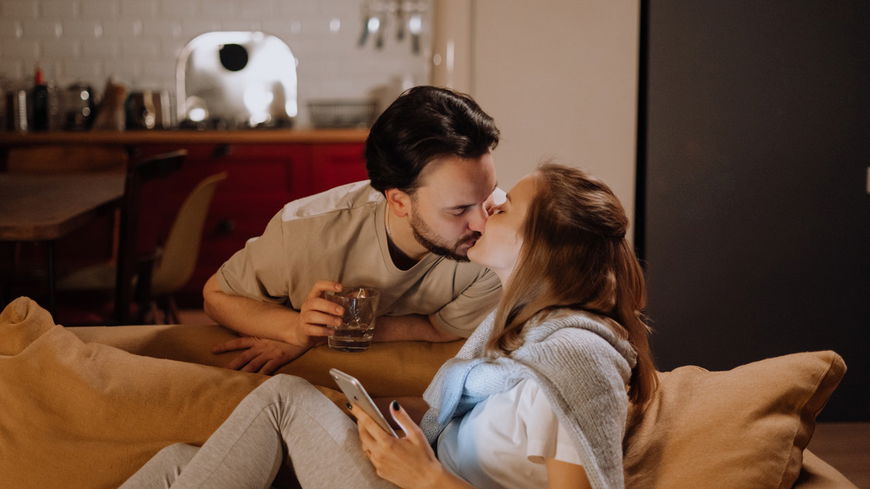 Sex-Tipp: 3 Stellungen für heißen Sofa-Sex