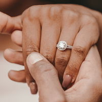 3 Sternzeichen bekommen noch im Mai einen Heiratsantrag