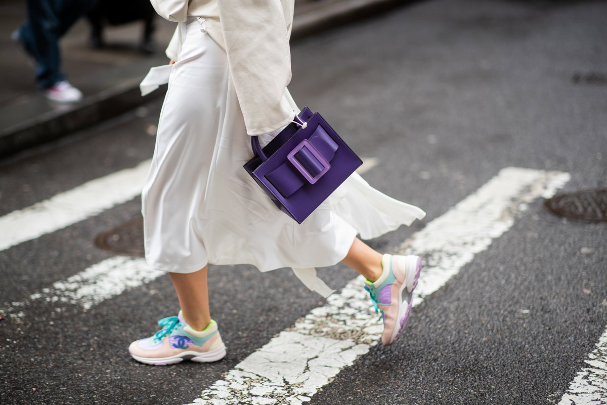 Barfuß in Sneakers? Das hinterlässt ziemlich schnell fiese Gerüche!