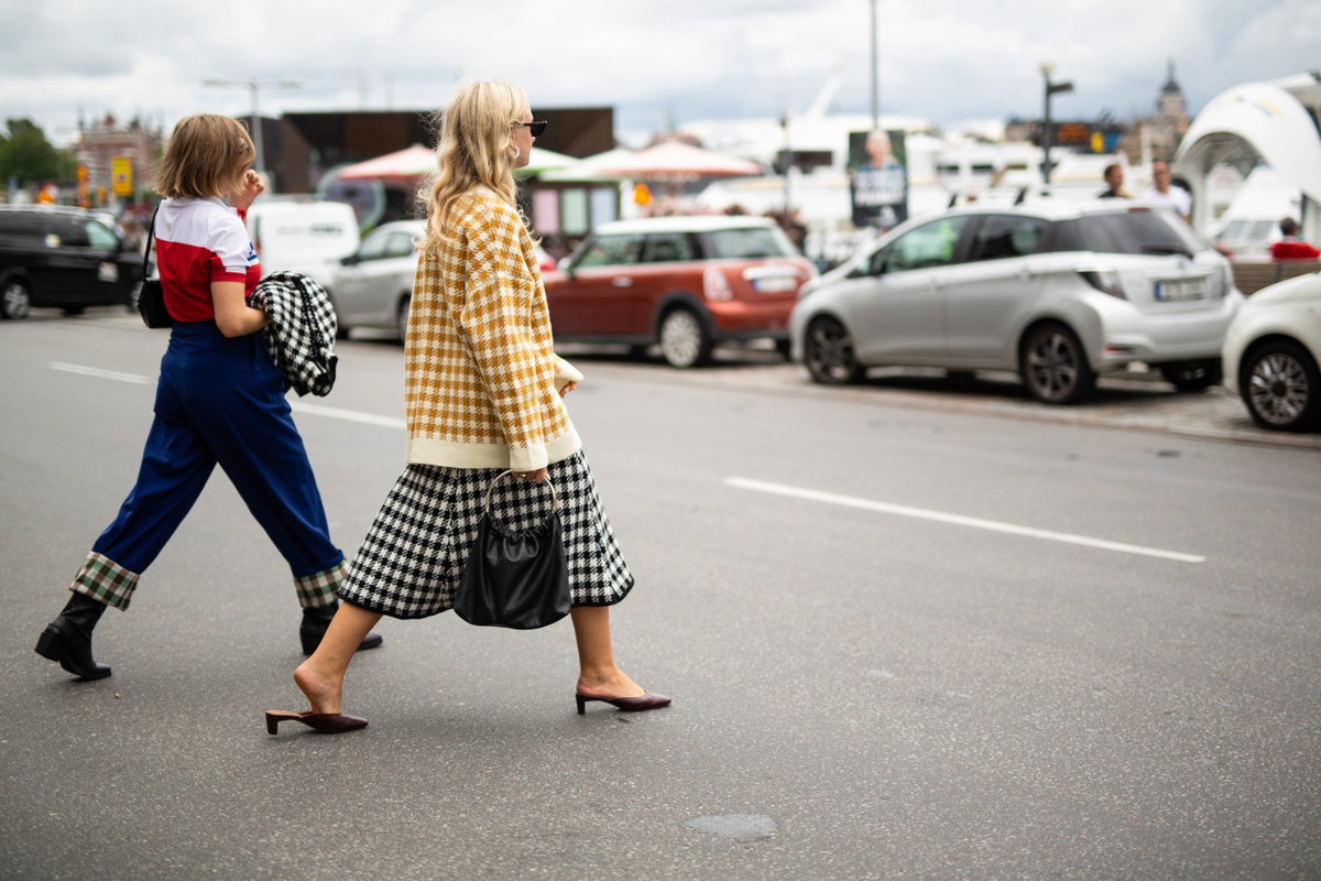 Zwei Frauen in Cardigans