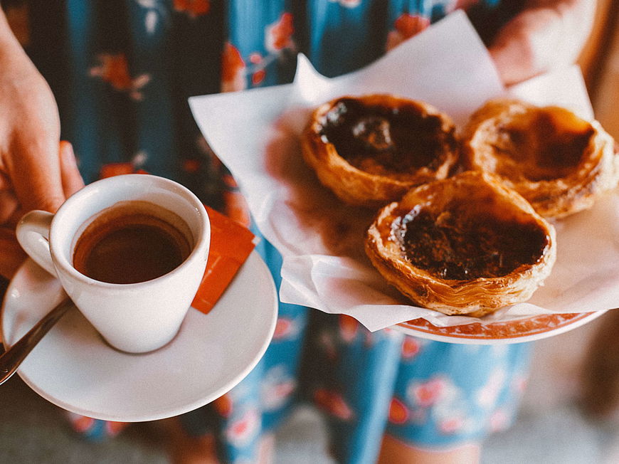 Frau mit Kaffee und Kuchen