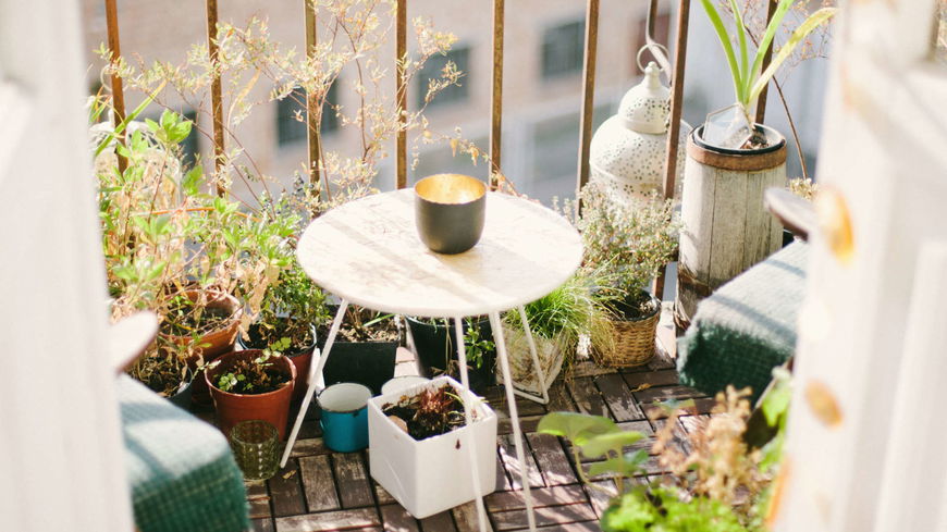 Diese 3 Hacks machen deinen kleinen Balkon größer, als er ist