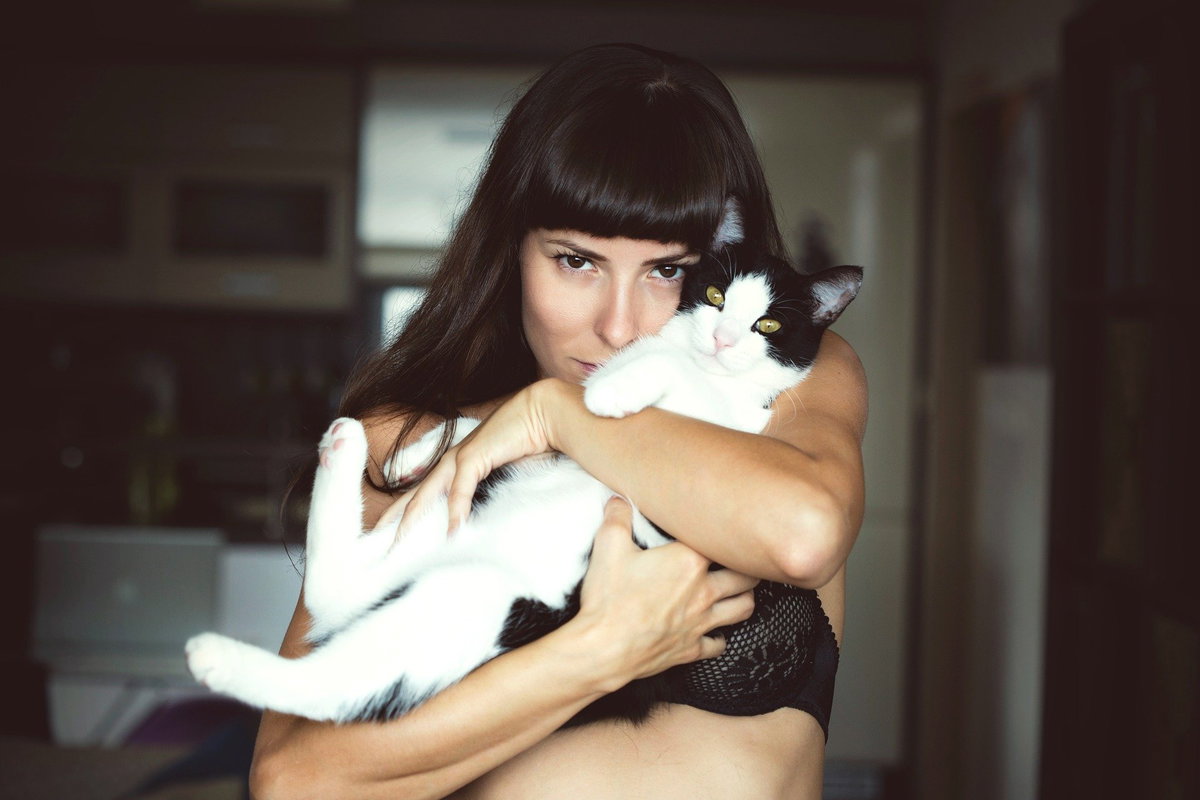 Frau mit Katze