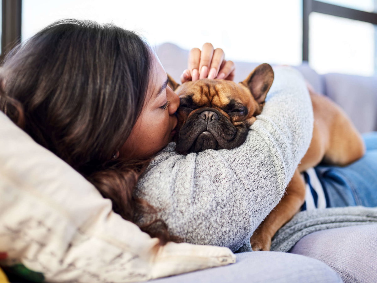 Frau und Hund kuscheln