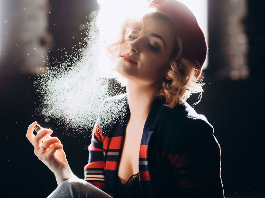 Frau mit Parfum