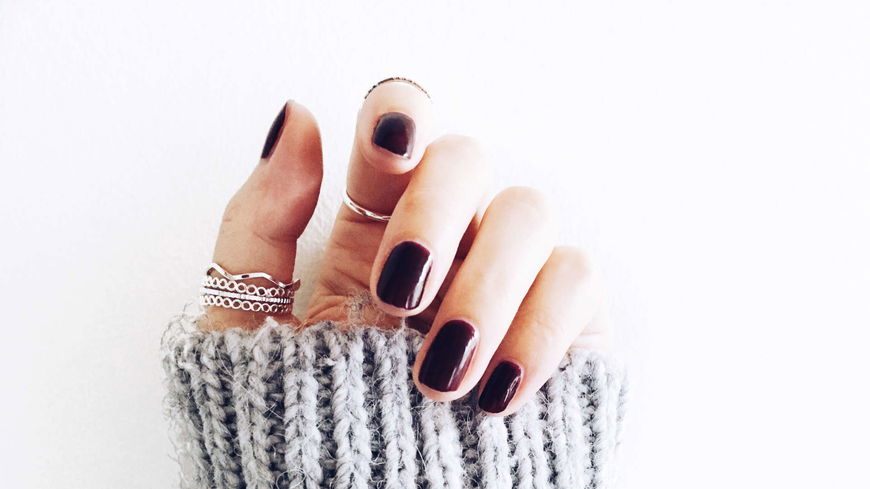 Nagellack-Trend 2021: Diese 5 dunklen Nagellacke tragen wir im Winter