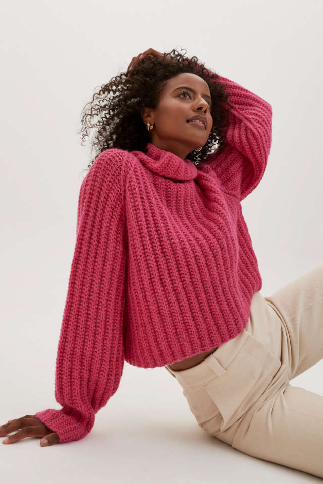 Sara Nuru im Strickpullover