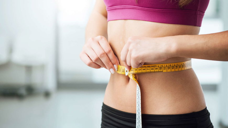Abnehmen: DIESE 3 Angewohnheiten am Abend verhindern, dass die Kilos purzeln