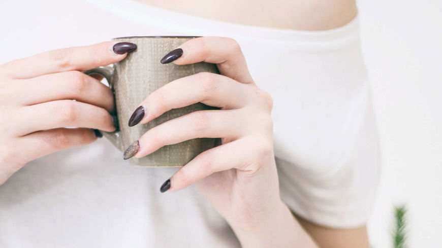 Nagellack-Trend 2021: Diese 3 Nagellacke in Dunkelbraun sind im Winter der Renner