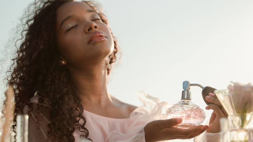 Parfum-Trend 2022: 4 blumige Düfte, die Männer an Frauen mögen