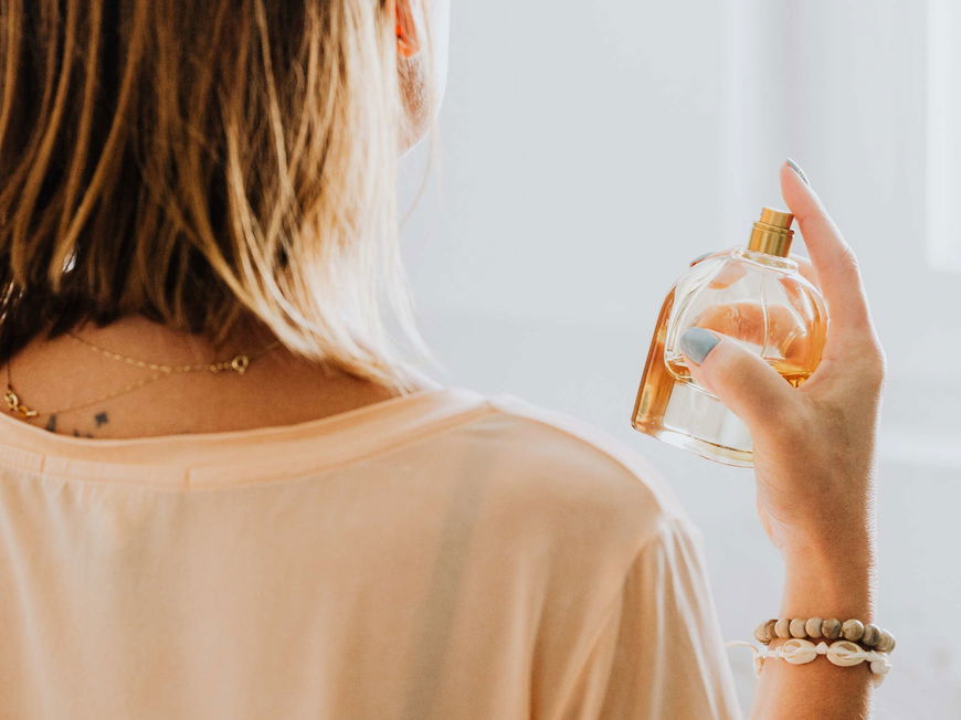 Frau mit Parfumflakon