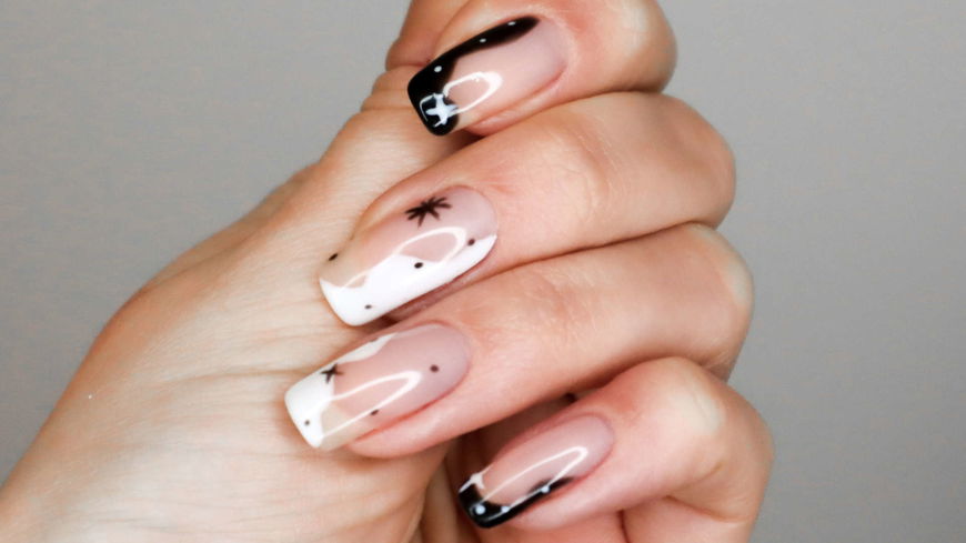 Nagellack-Trend 2021: Weihnachtliches Nagel-Design mit Schritt-für-Schritt-Anleitung