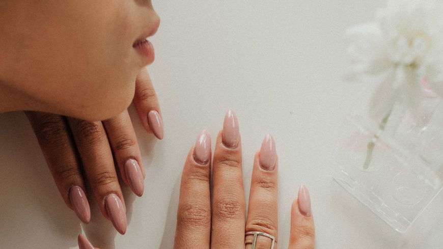 Nagellack-Trend 2022: Diese 8 Lacke in der Trend-Farbe Mauve sind angesagt