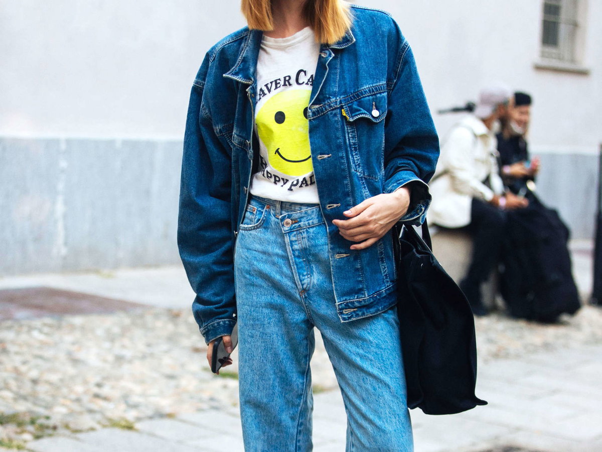 Frau mit Criss Cross Jeans