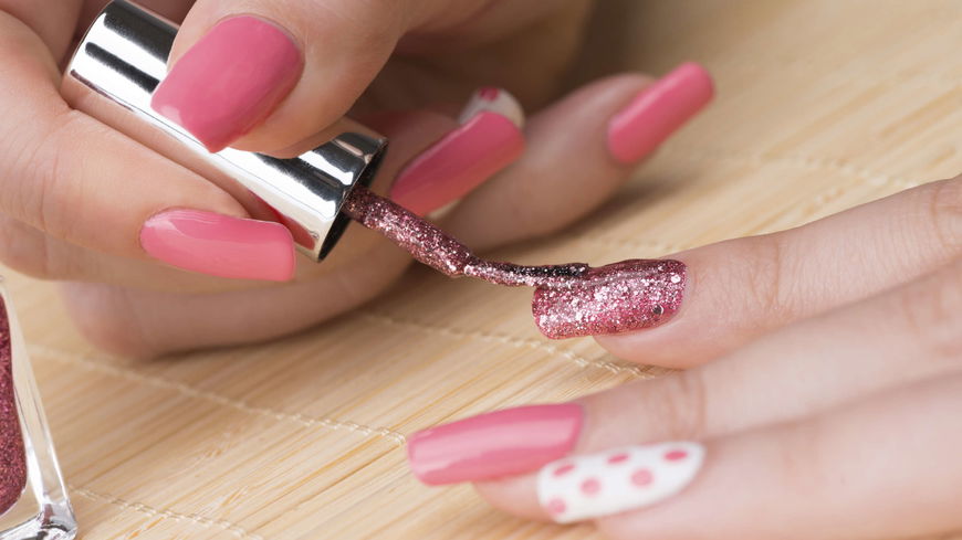 Nagellack-Trend 2022: Diese 7 Farben setzen eckige Nägel toll in Szene