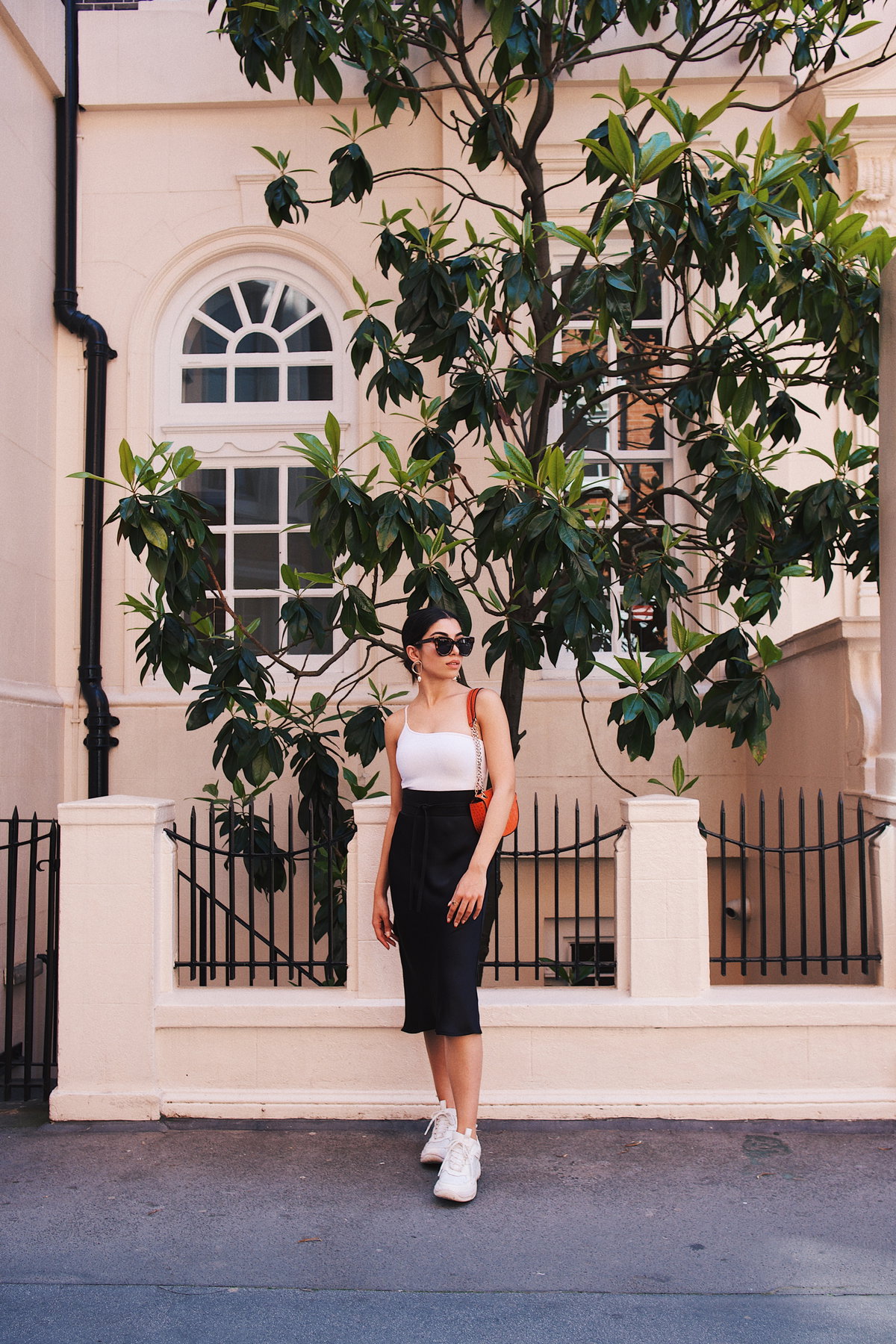 Kleid mit Sneakers