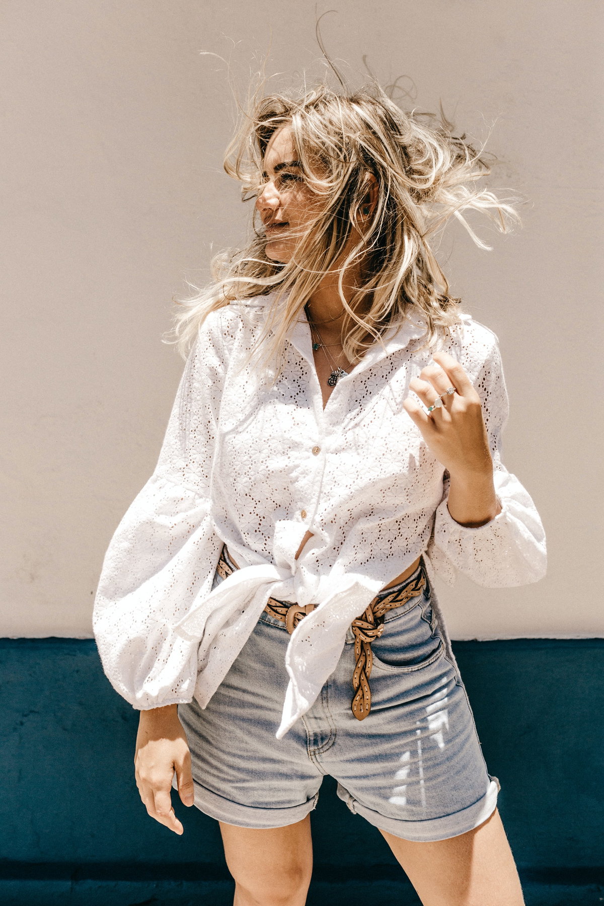 Frau mit Bluse