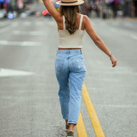 Mode-Trends 2022: 5 Jeans-Trends, die kleinen Frauen besonders gut stehen
