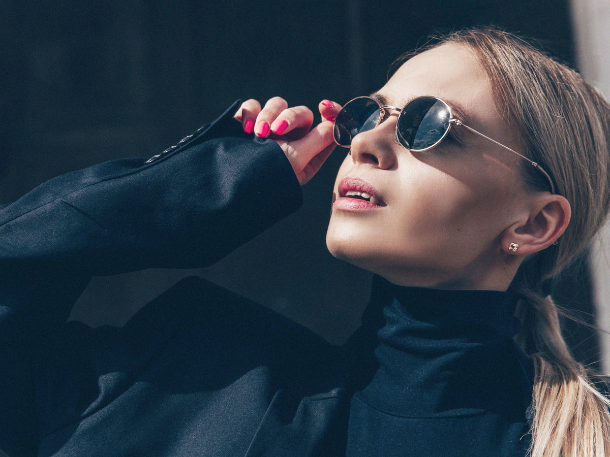 Frau mit Sonnenbrille