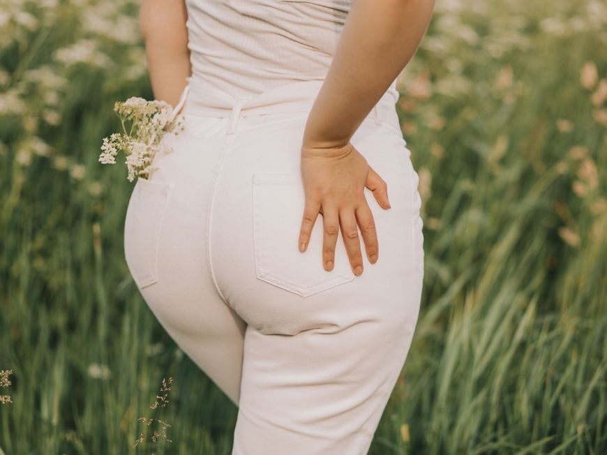 Warum Hosen für Curvy Frauen an manchen Tagen anders sitzen