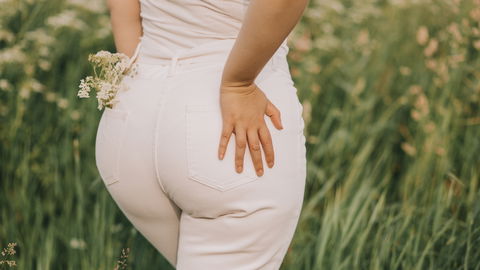 Warum Hosen für Curvy Frauen an manchen Tagen anders sitzen