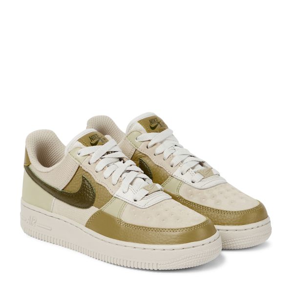 High-Top-Sneakers wie beispielsweise diese von Nike liegen 2022 absolut im Trend!