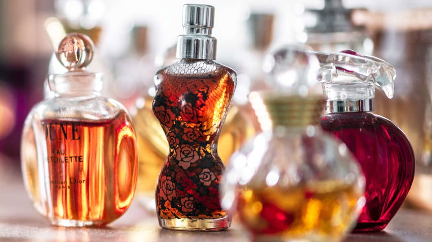 Parfum-Trends 2022: So aufregend trägt man Düfte jetzt – laut Experte