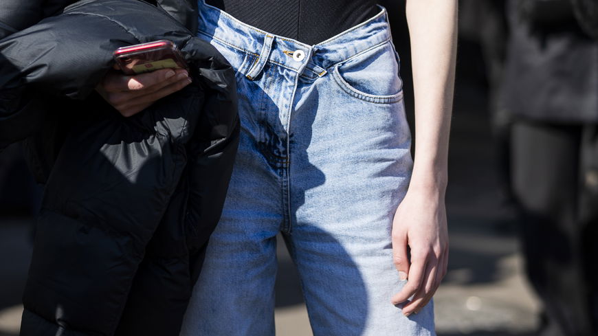 Jeans-Trends 2022: Die V-Waist-Jeans steht jeder Figur