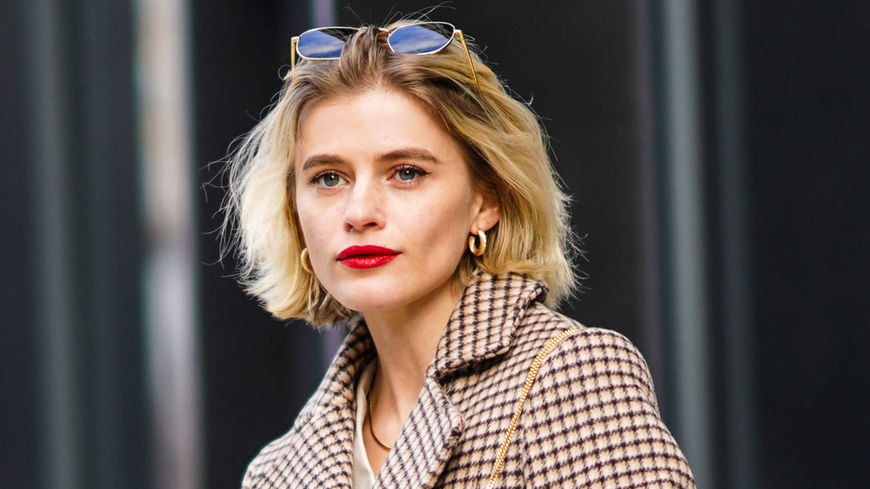 Der angesagte Feathered Bob steht sowohl jungen als auch älteren Frauen
