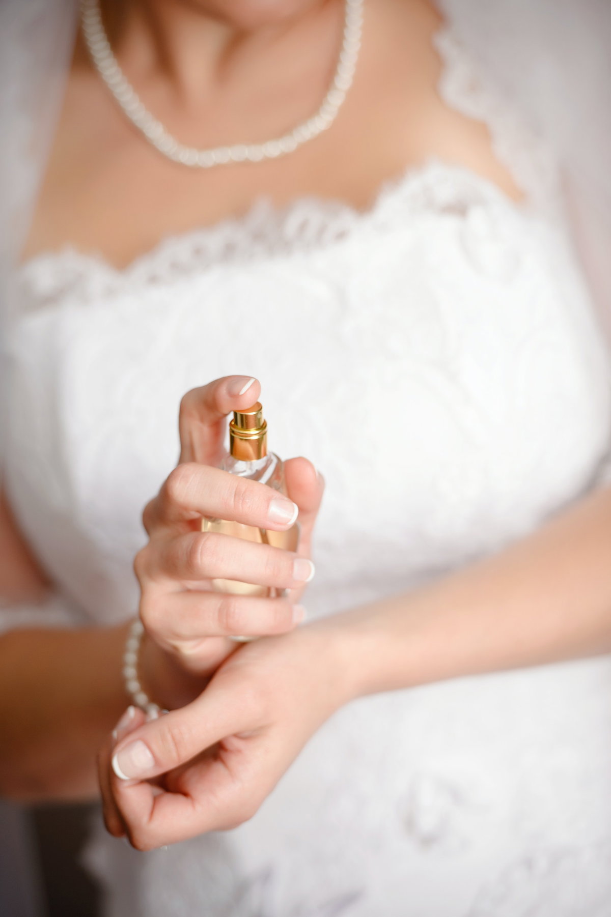 Braut mit Parfum