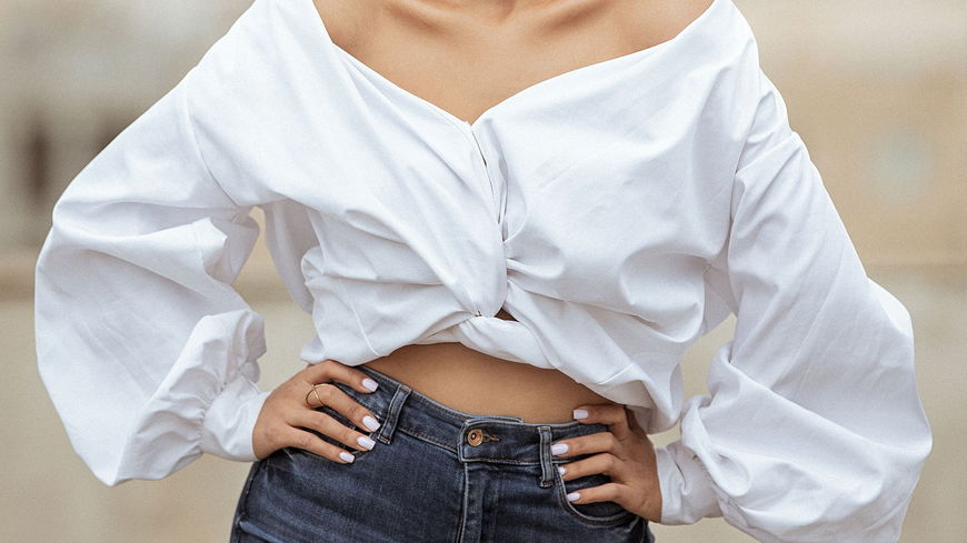 5 Blusen, die Curvy-Frauen besonders gut stehen
