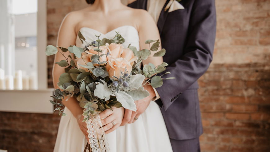 Hochzeit 2022: 4 besonders schöne Curvy-Kleider fürs Standesamt
