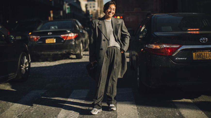 Mode-Outfits 2022: 5 Tipps, wie du Sneakers fürs Büro stylst!