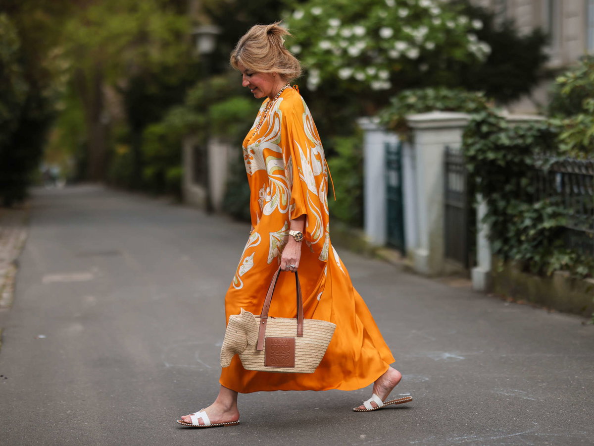 Frau im langen Sommerkleid