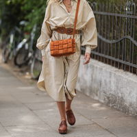 Mode-Outfits 2022: Diese 5 flachen Schuhe passen am besten zu Sommerkleidern