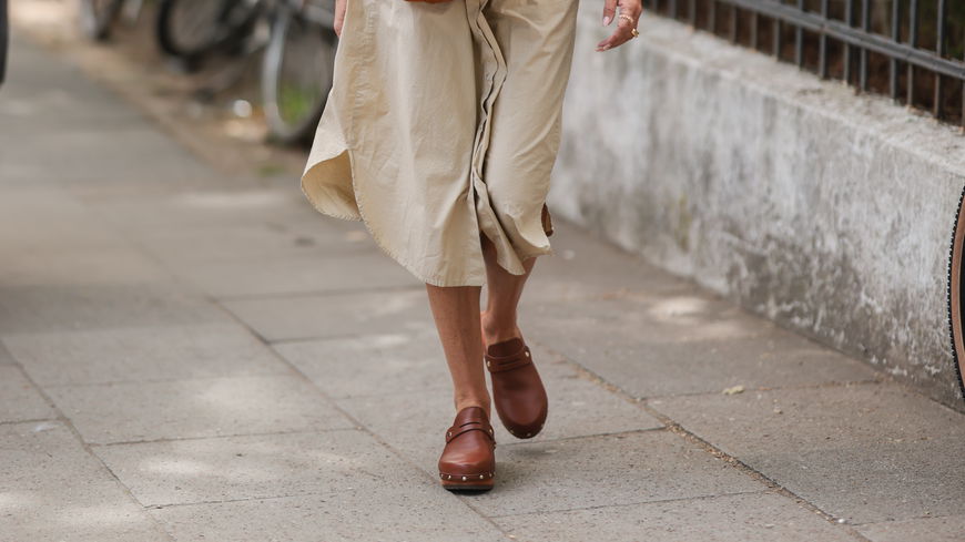 Mode-Outfits 2022: Diese 5 flachen Schuhe passen am besten zu Sommerkleidern