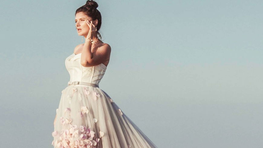 Hochzeit 2022: 5 lange Hochzeitskleider für Curvy-Frauen