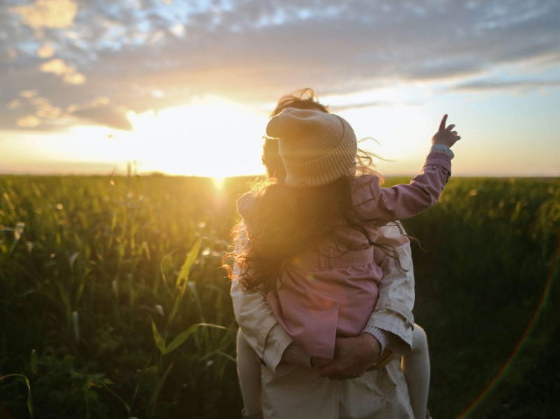 Mutter mit Tochter in der Natur