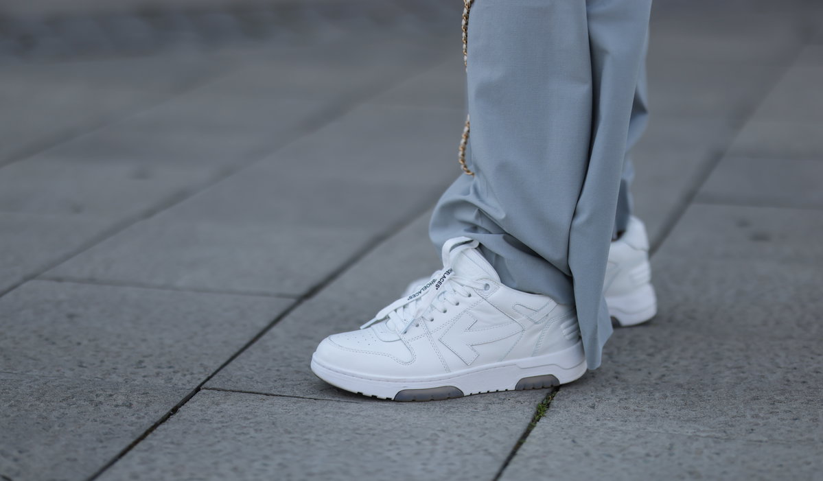 weiße sneakers