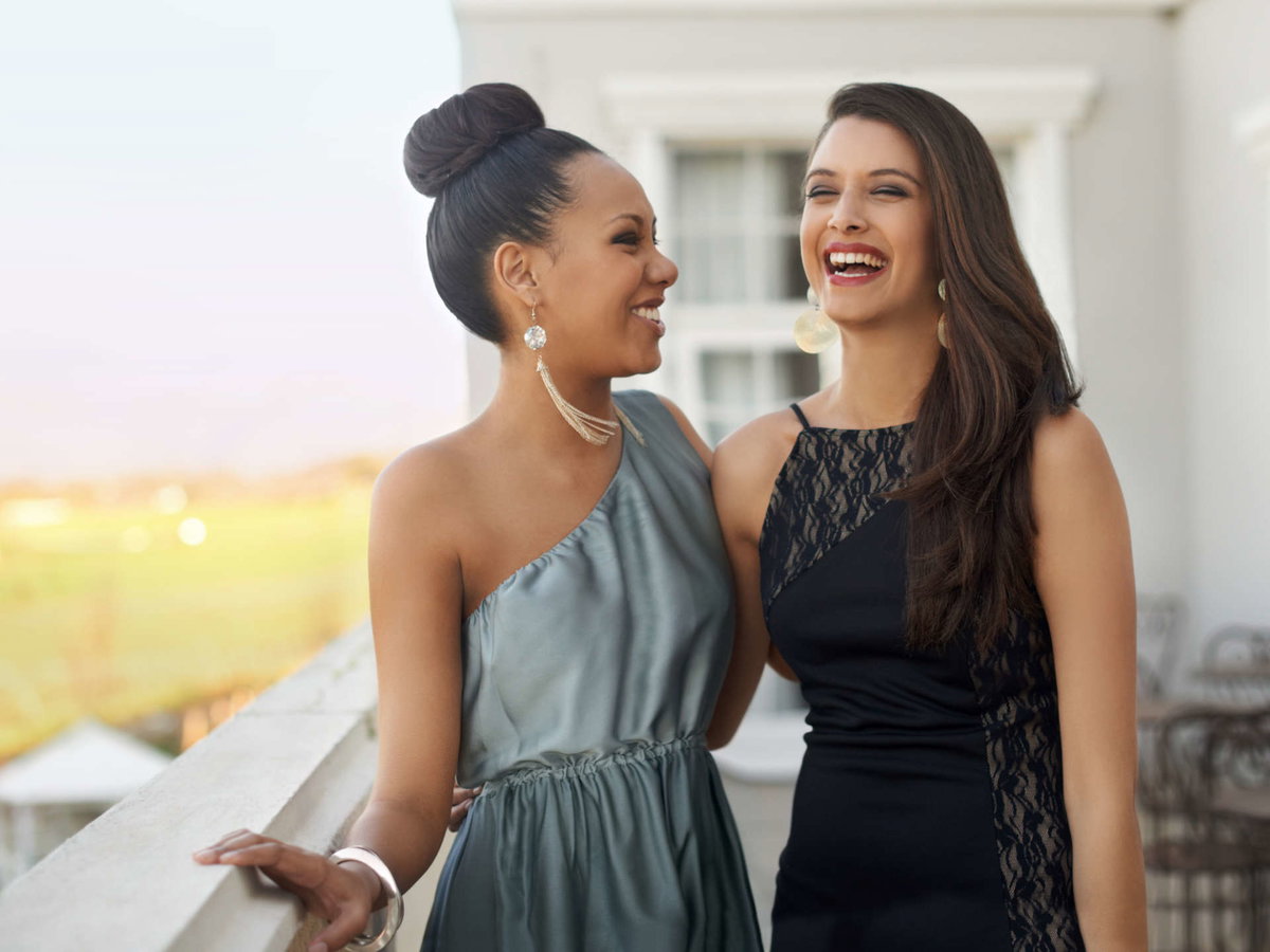 2 Frauen im Kleid