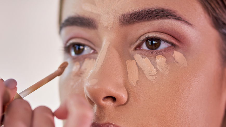 Falten 2023: Dieser Concealer-Trick lässt dich sofort jünger wirken