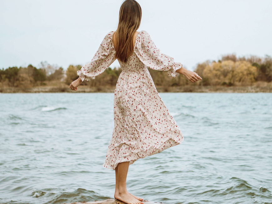 Frau im Kleid