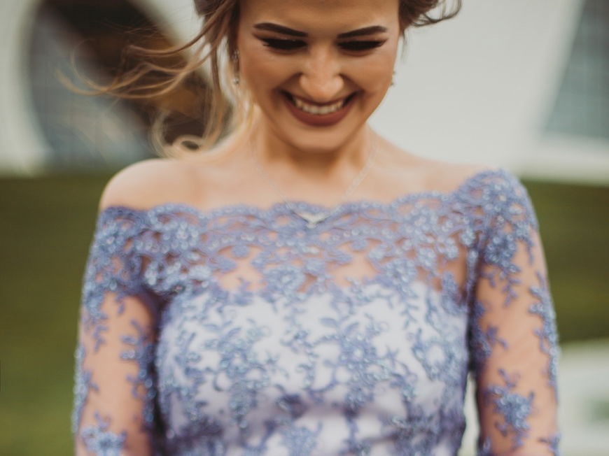 Was ziehe ich als Gast zu einer Hochzeit an? Frau mit fliederfarbenen Kleid