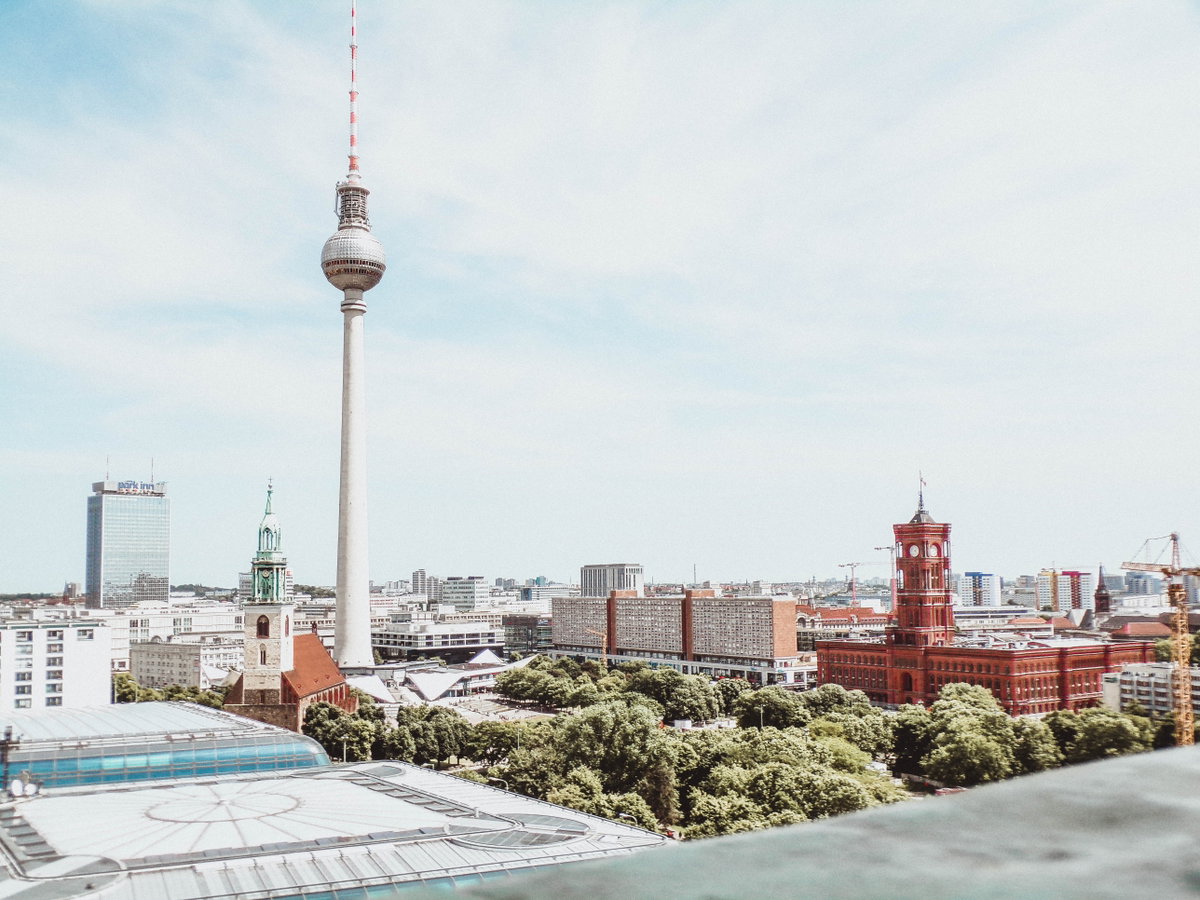 Ein Blick über die Dächer von Berlin und auf den Fernsehturm.