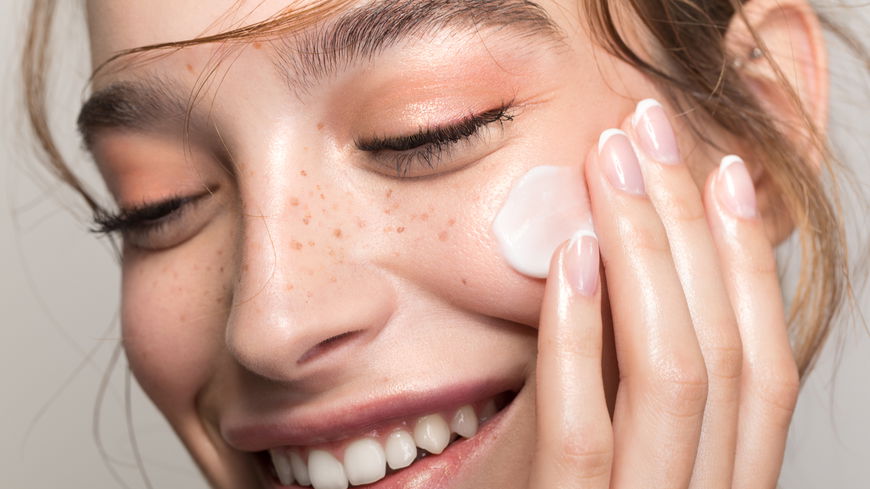 Dermatologen schwören auf diese 3 günstigen Cremes aus der Drogerie