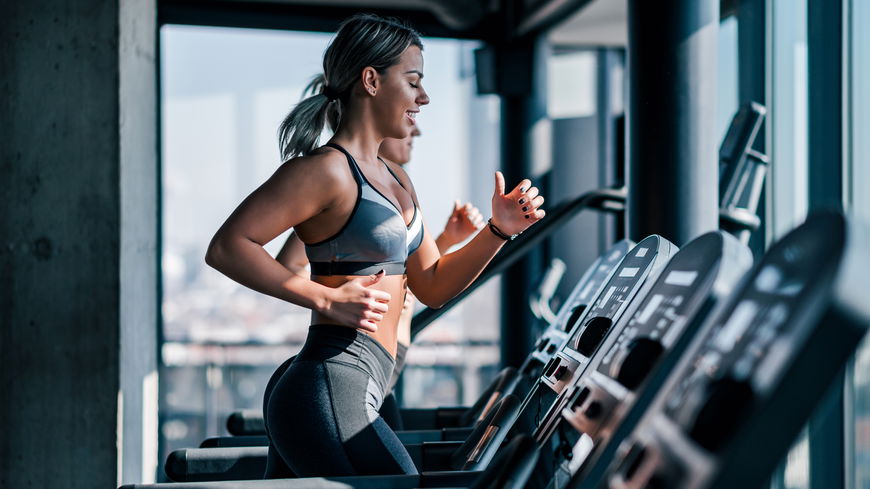 Mit diesen 4 Tipps verbrennst beim Training besonders viele Kalorien