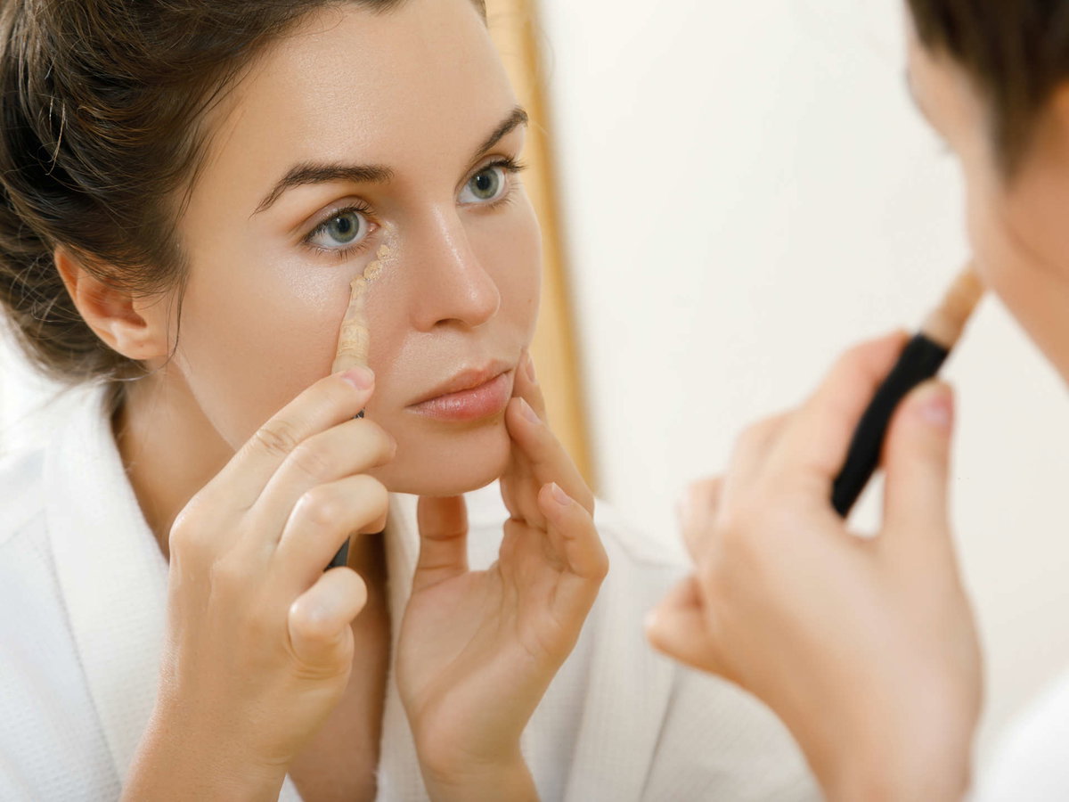 Frau mit Concealer