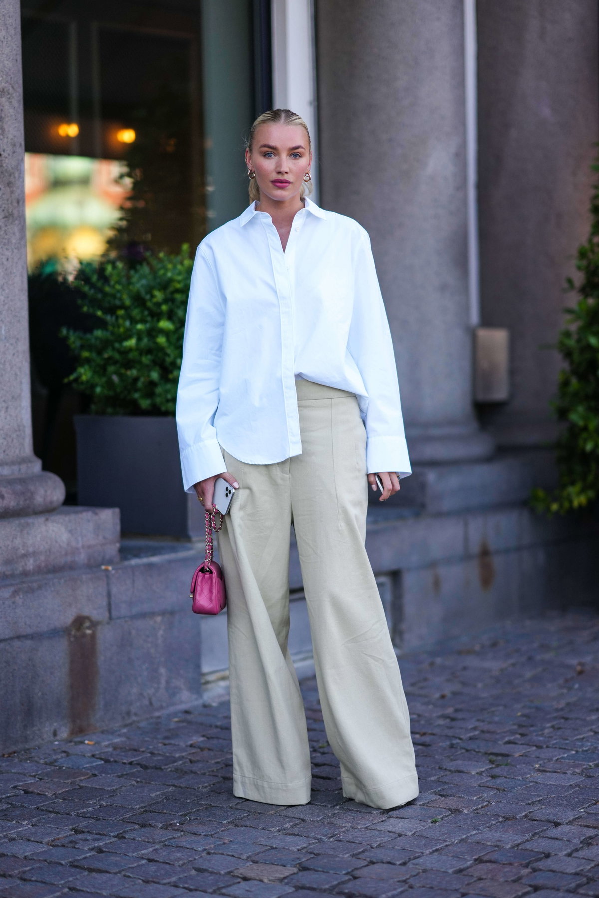 Frau blond Sleek Bun